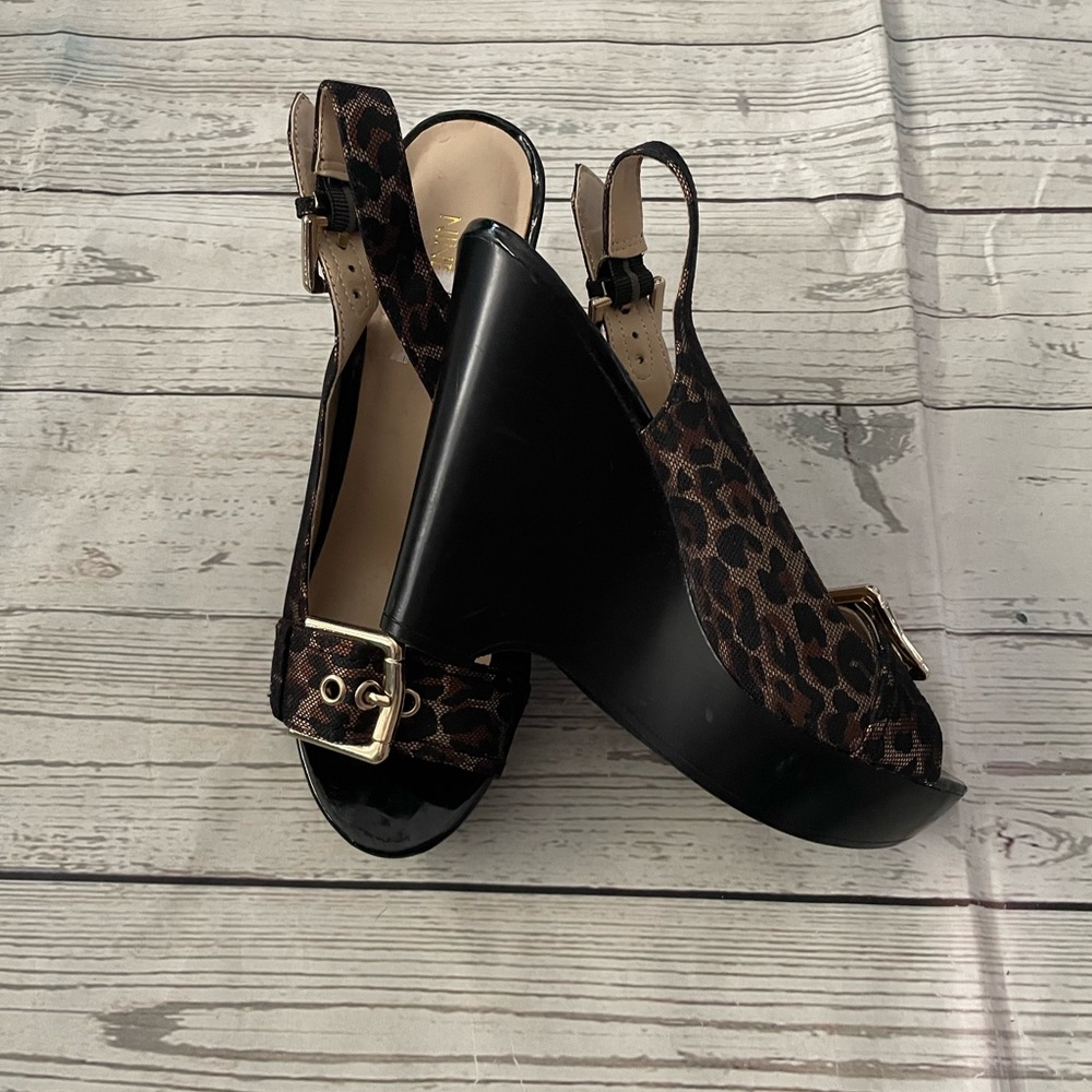 😍Nine West black animal print wedge buckle around ankle & on the front size 8
